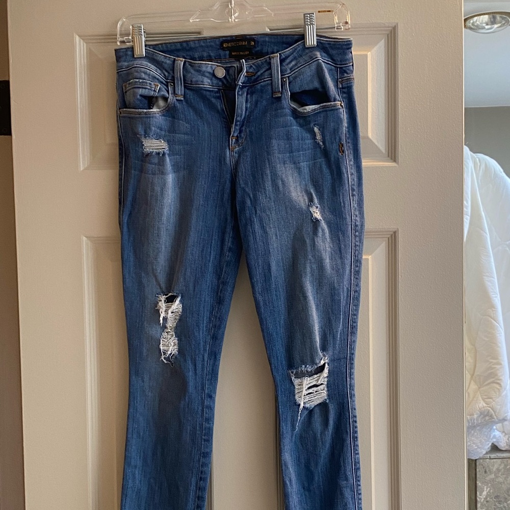 Ripped at the knee stretch jeans